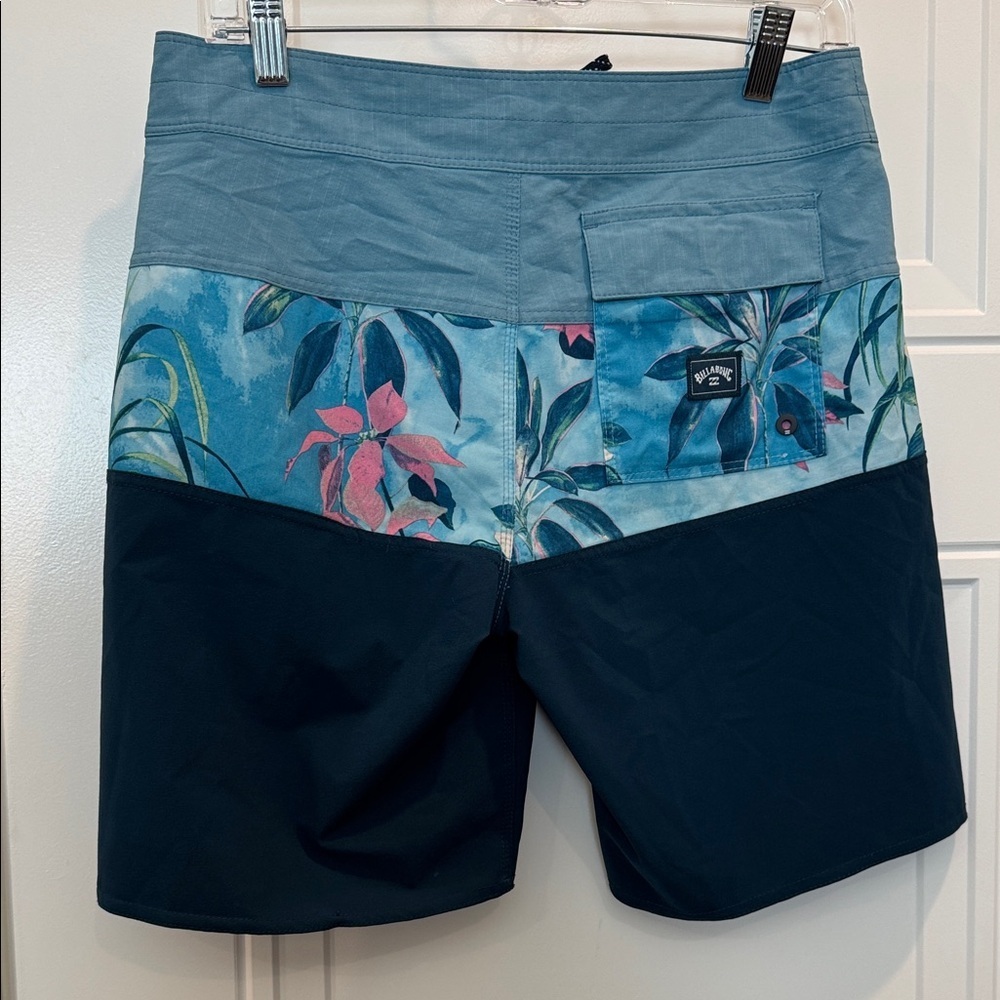 Billabong Men's Tropical Blue and Navy Board Shorts - Picture 5 of 6